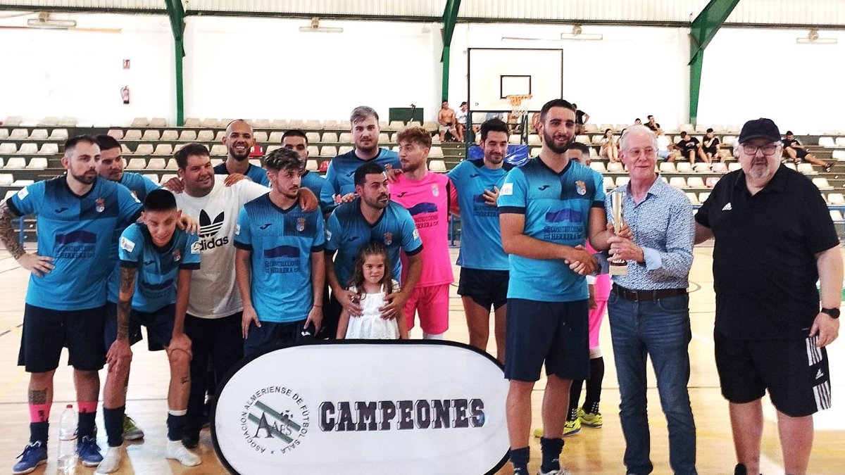 El alcalde de Lucainena de Las Torres entregando la Copa a su equipo.
