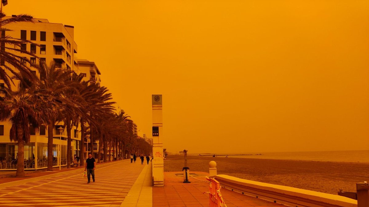 Imagen de una jornada de calima en la capital almeriense.