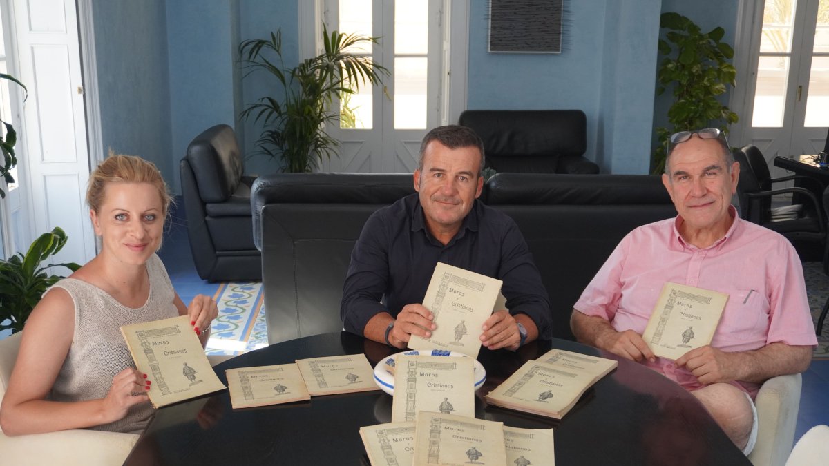 La edil, Mariana Esteban; el alcalde, Salvador Hernández y el editor Juan Grima posando con los libros.
