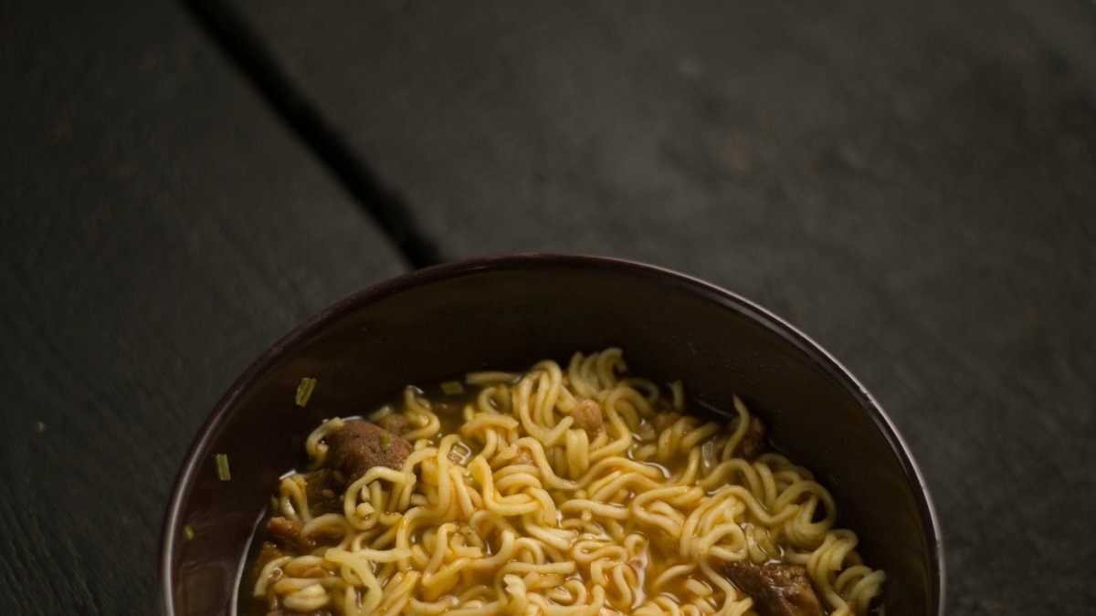 Fideos con cazón. Fotografía de MagicDogPhoto descargada en Depositophotos.com