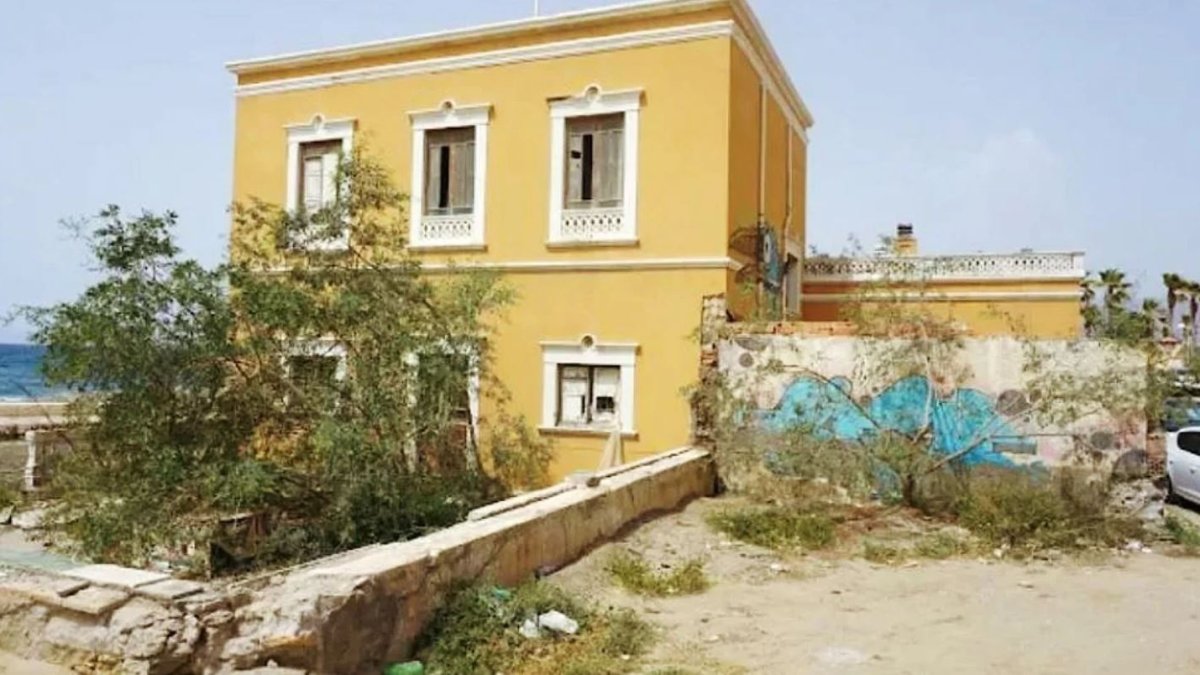 El chalet de La Marina preside la prolongación del paseo marítimo