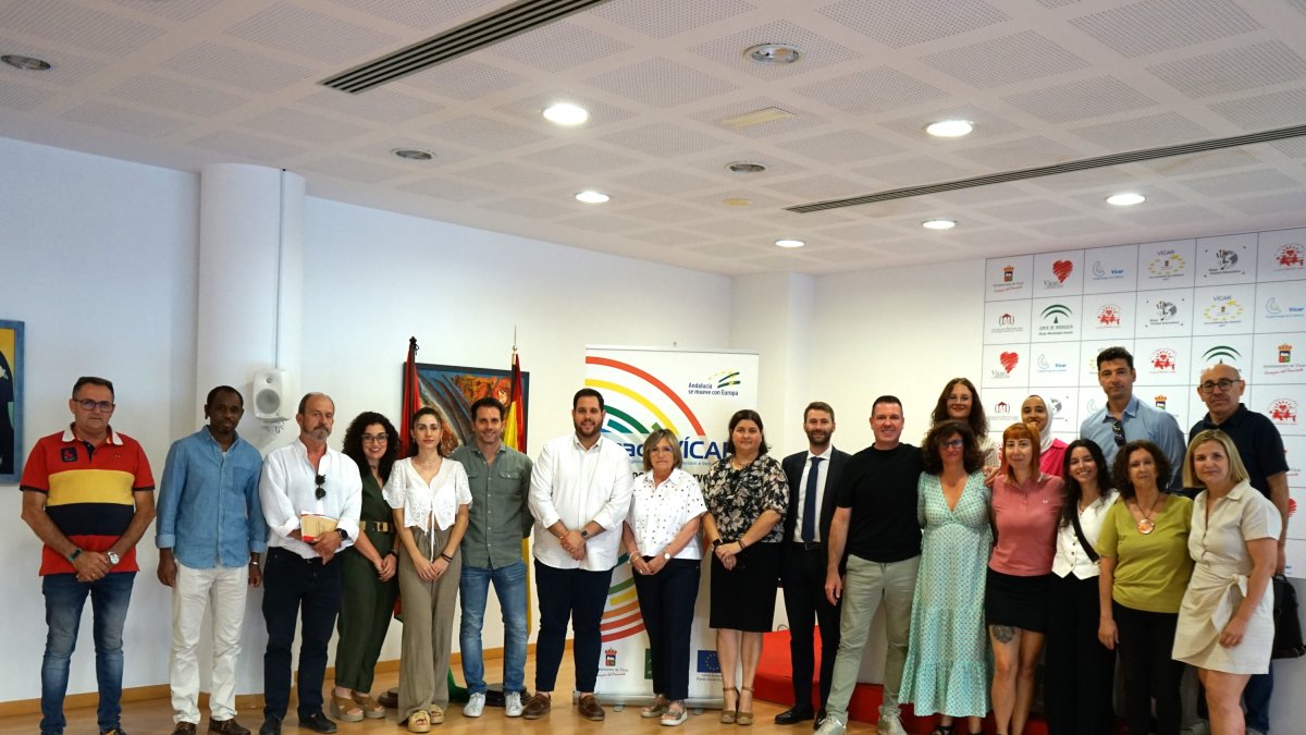 Foto de familia de los asistentes a la reunión.