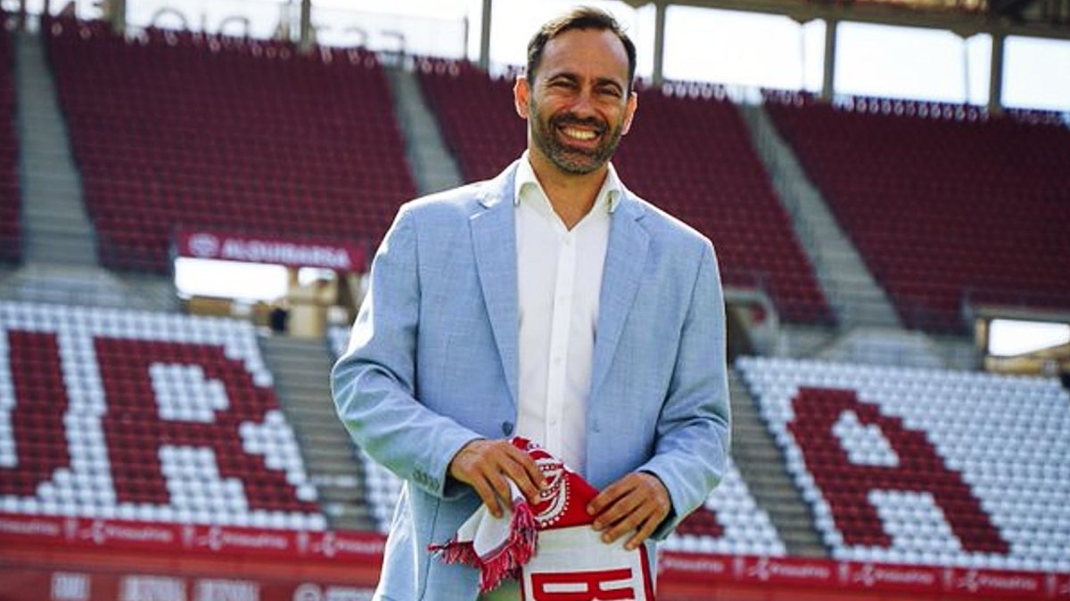 Fran Fernández posando en la Nueva Condomina.