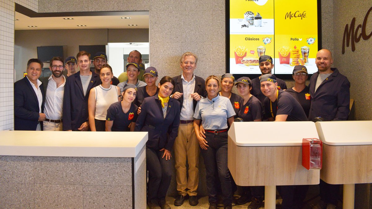El equipo del nuevo restaurante McDonald's en Almería.
