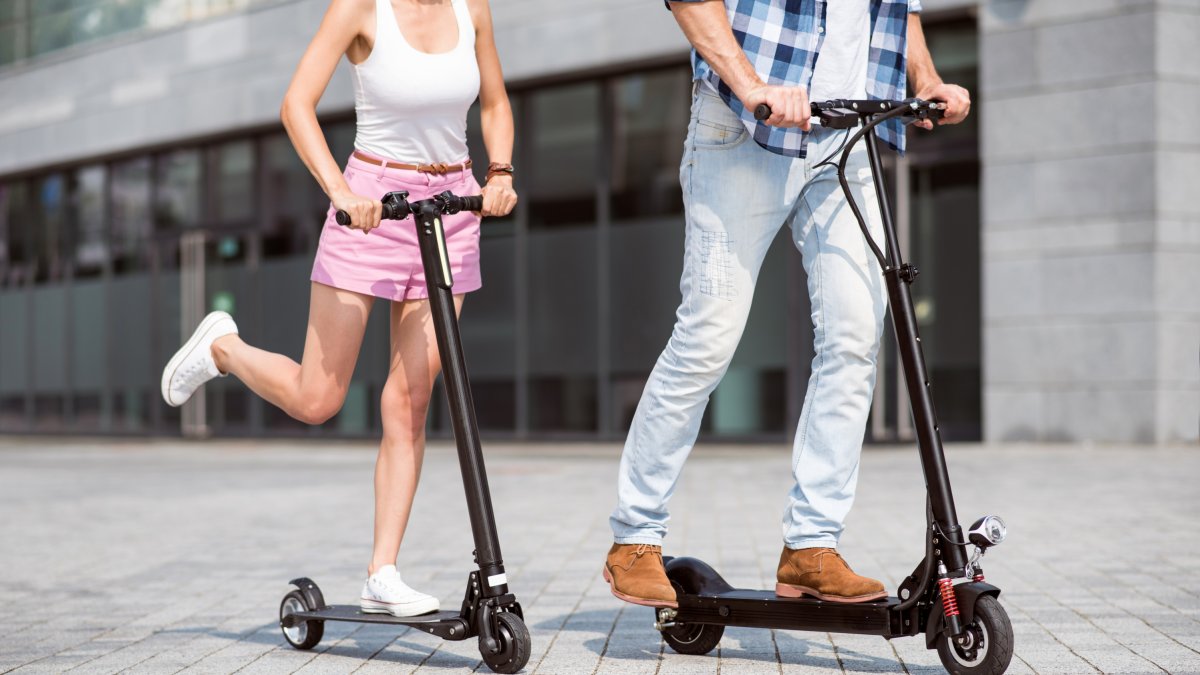 Archivo de gente en patinete eléctrico.
