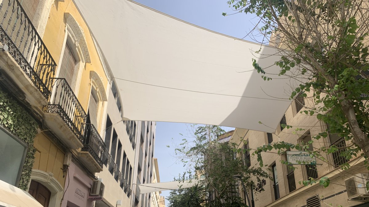 Toldos en la calle Reyes Católicos.