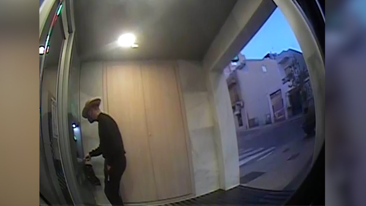 El hombre detenido captado por las cámaras en un cajero.