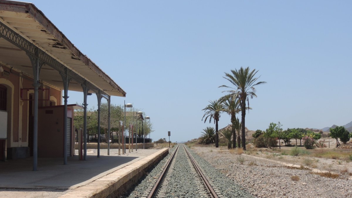 La estación de Pilar de Jaravía todavía tiene raíles y traviesas, pero sin servicios.