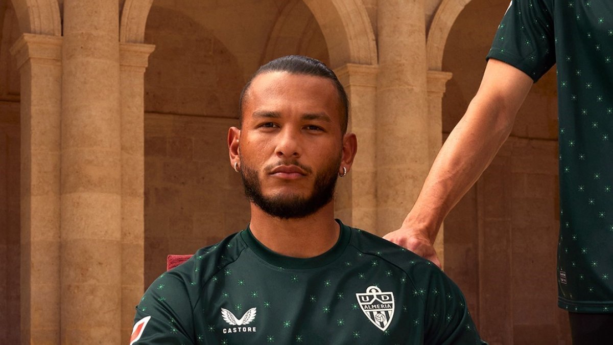 Luis Suárez con la segunda equipación del Almería.
