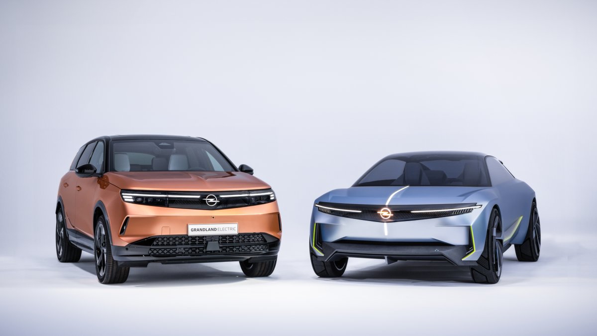 Diseño del futuro, hoy: el logotipo Blitz y las letras Opel en la parte trasera se iluminan por primera vez