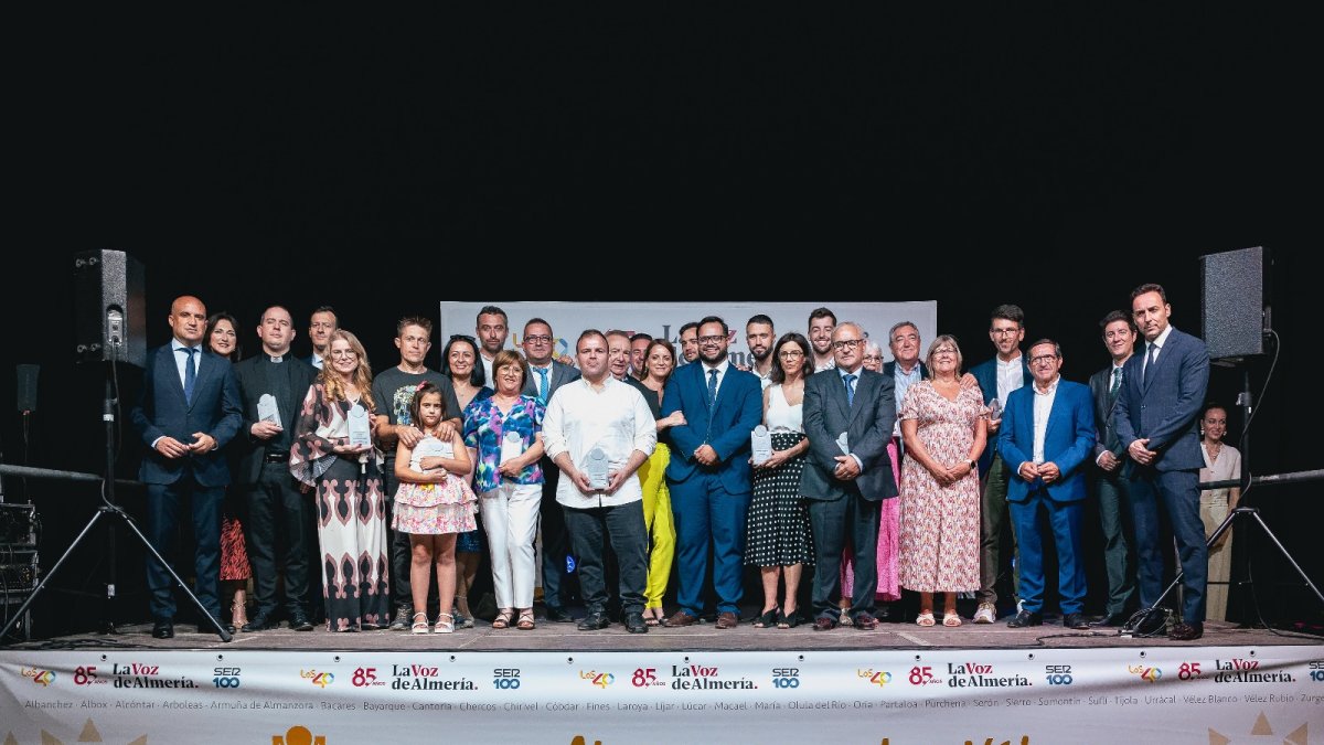 Fotografía de familia con los premiados y autoridades.