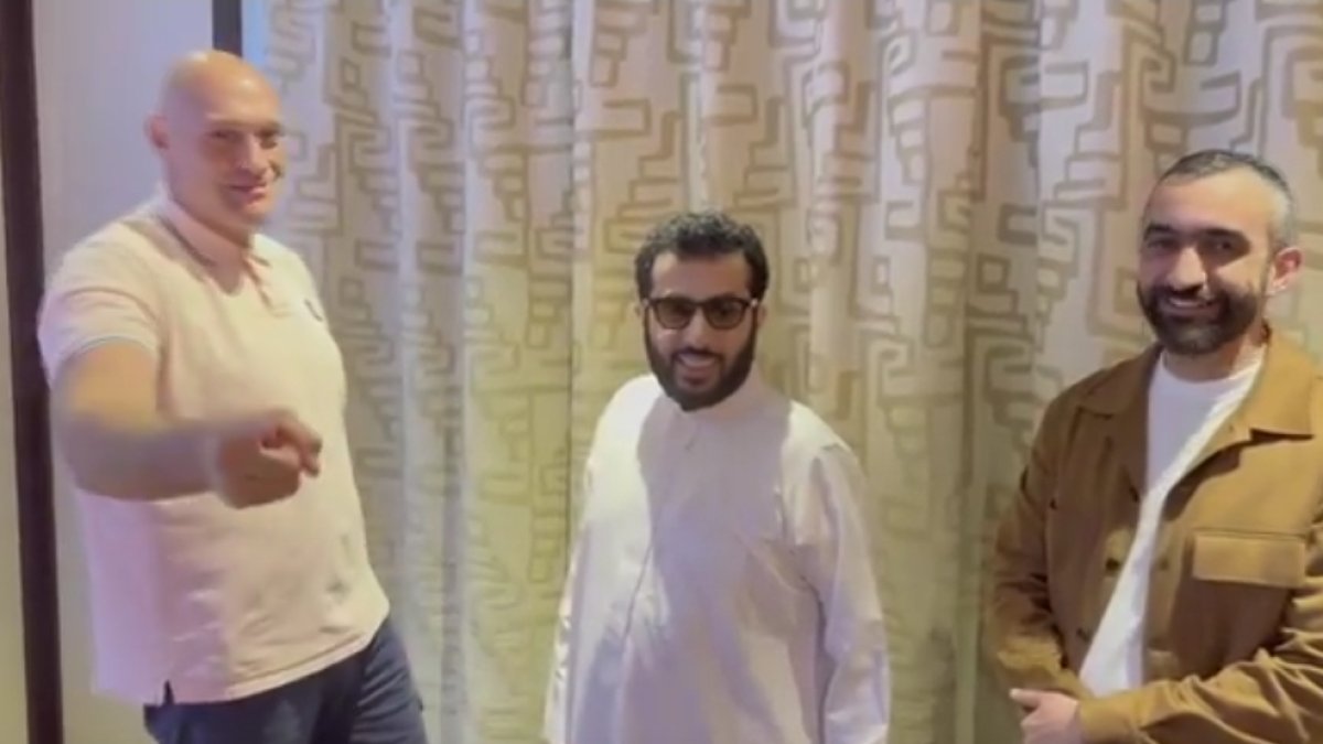 Captura del vídeo en el que aparece Turki y El Assy con el boxeador Tyson Fury.
