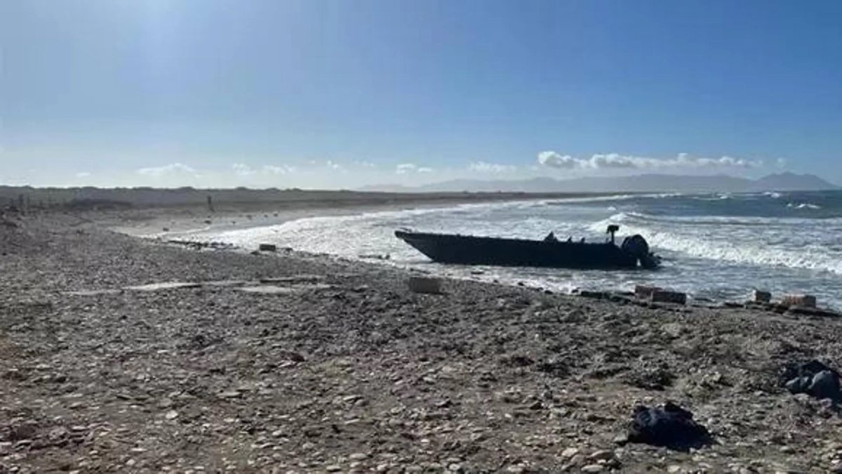 Embarcación varada en la playa almeriense de Torregarcía.