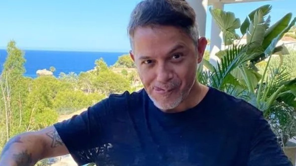 Alejandro Sanz comiéndose una paella en Jávea