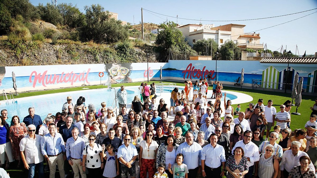Los vecinos de Alcolea posan junto a sus nuevas instalaciones.