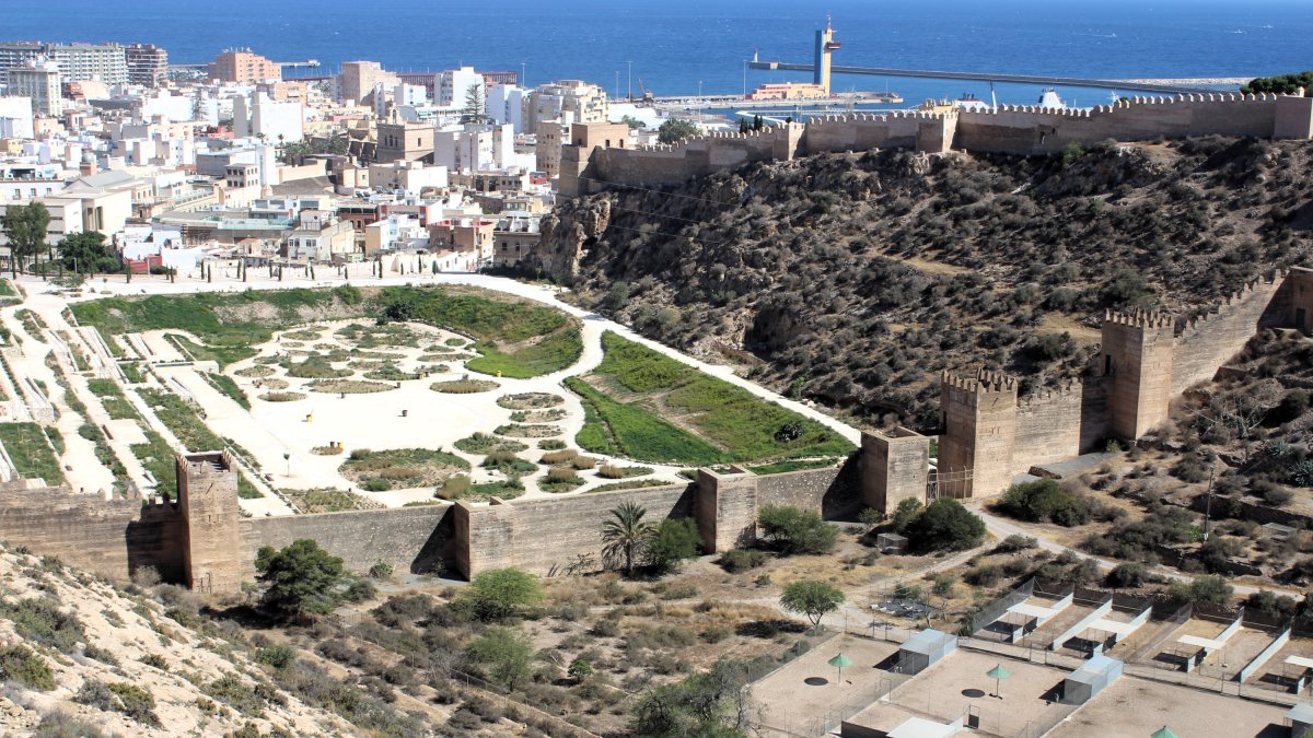 La muralla separa el centro de rescate de la Hoya del escenario de los últimos conciertos.