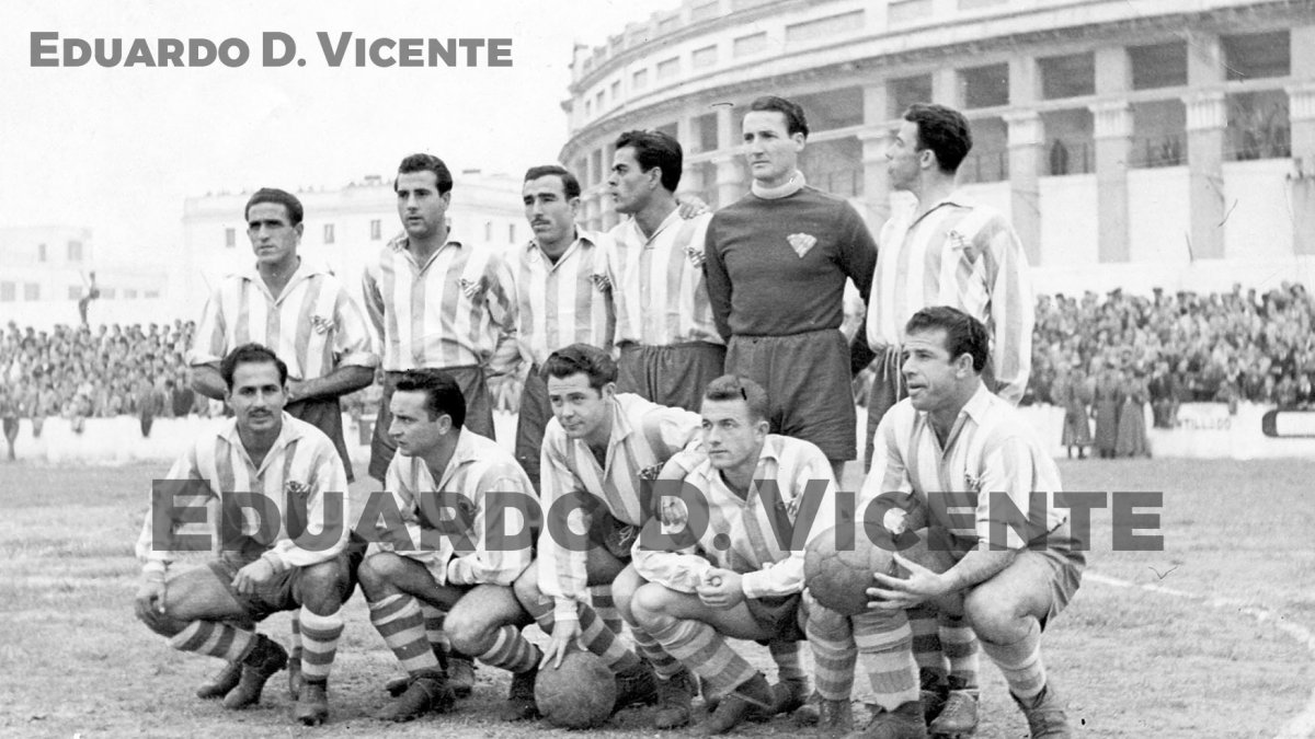 La U.D. Almería que el 25 de noviembre ganó en el viejo campo de Mirandilla de Cádiz, ubicado junto a la Plaza de Toros.