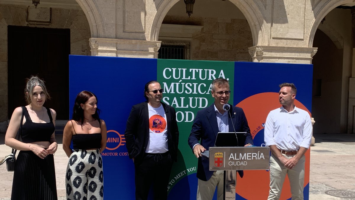 Colaboradores del nuevo evento sostenible de Mini en la plaza Vieja de Almería.