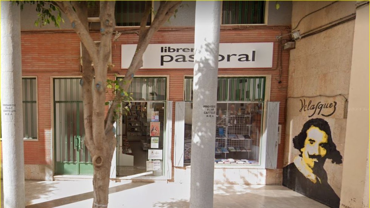 la Librería Pastoral está situada en la calle Velázquez.