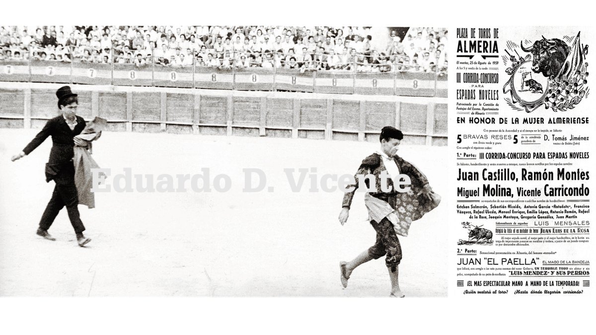 Luis el de los Perros, con frac y chistera, tras el ‘diestro’ Juan el Paella. Agosto de 1959.