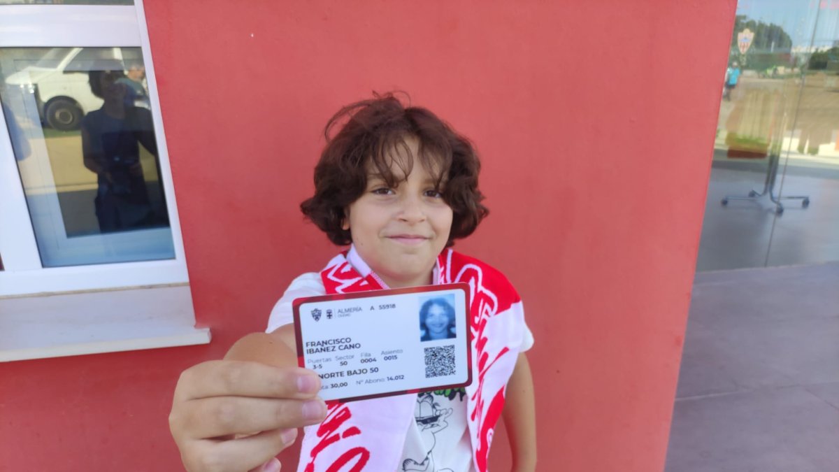 El pequeño Francisco Ibáñez con su abono 24-25.