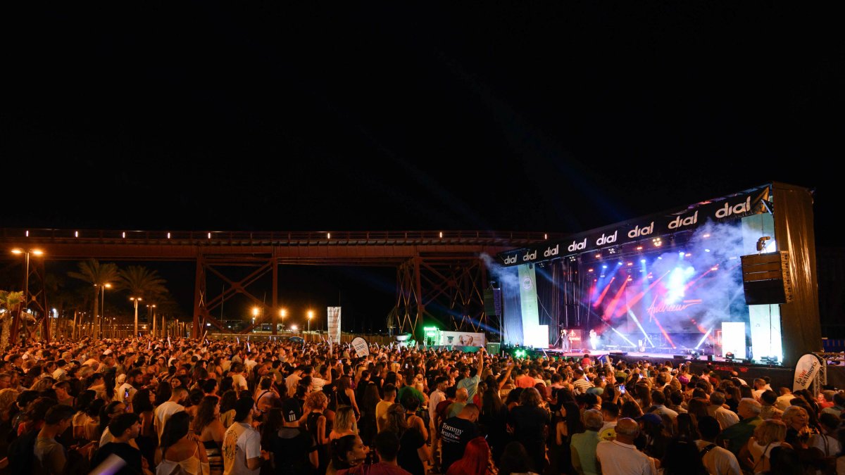 Almería reunida junto al Cable Inglés durante el concierto de la gira \'Dial al Sol\', este lunes por la noche.
