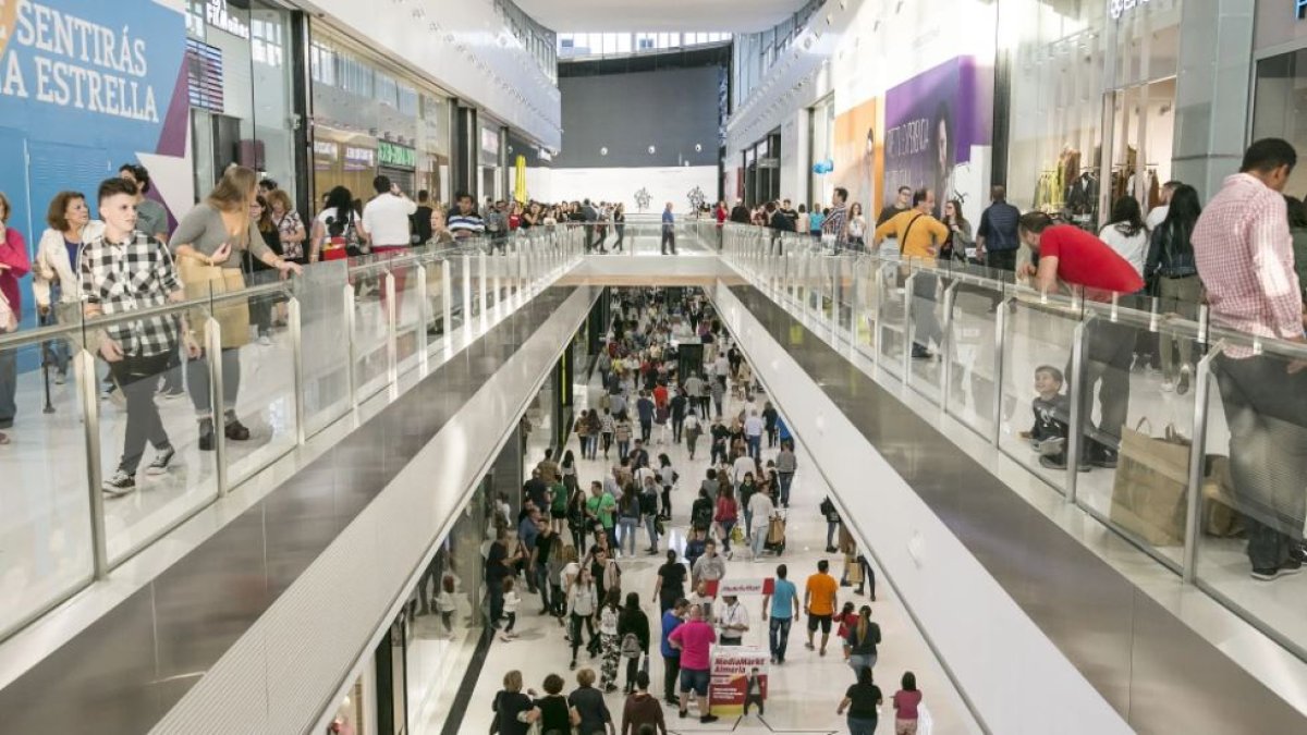 Imagen de archivo de un centro comercial de Almería.