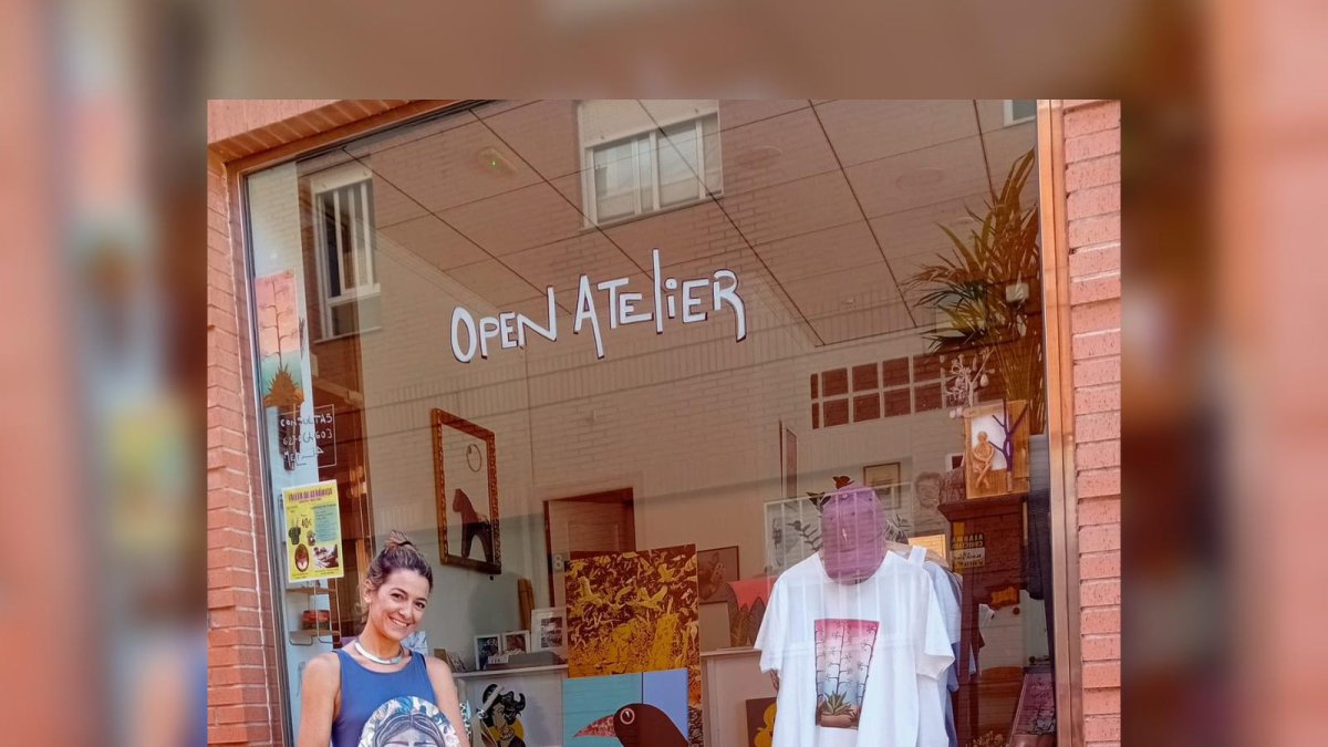 Melina Martín junto a su nuevo taller en El Alquián.