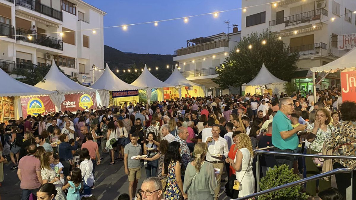 El ambiente de la Feria del Jamón de Serón ediciones anteriores.