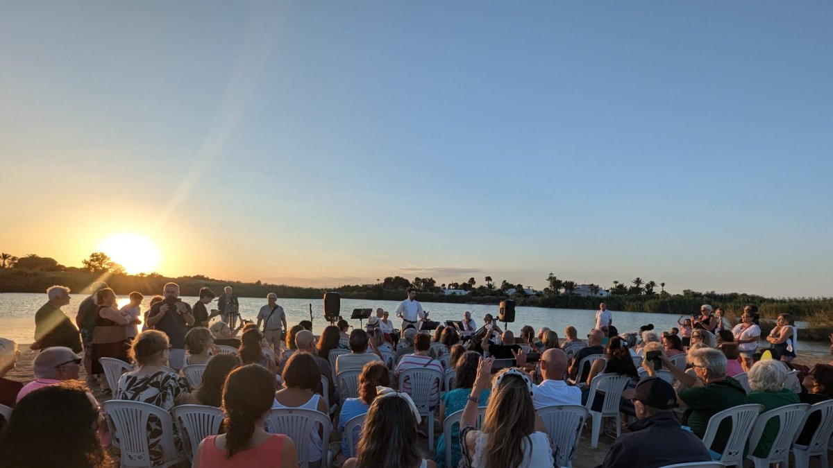 El tenor Enrique Parra y la Orquesta Ciudad de Vera amenizaron la velada.