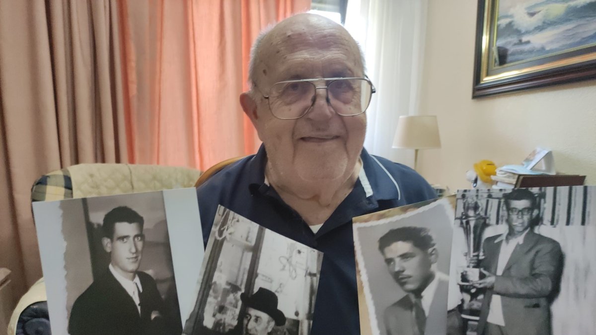 Bernabé Navarro con las fotografías en blanco y negro de los presidentes.