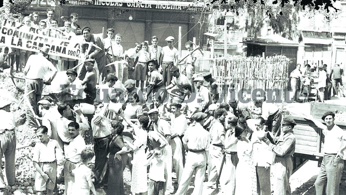 Pancarta de las mujeres comunistas en la campaña pro refugios. Ellas refrescaban con agua el trabajo de los hombres en la esquina de la Puerta de Pur