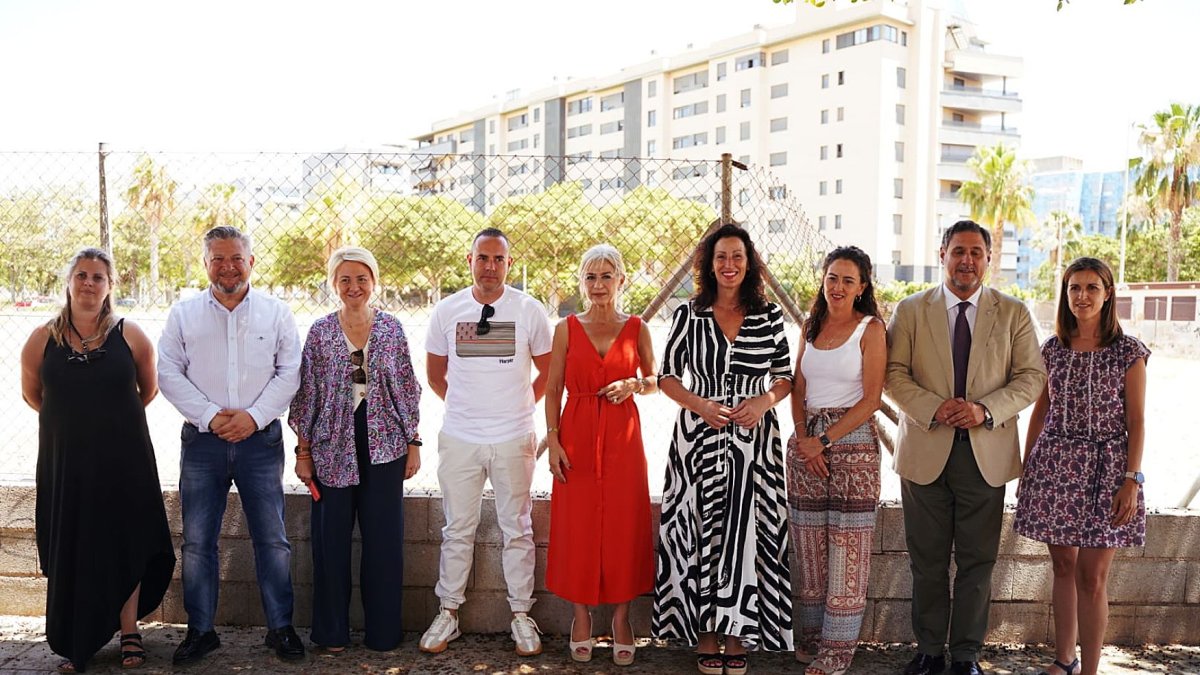 Foto de familia de los representantes municipales y de la Junta de Andalucía.