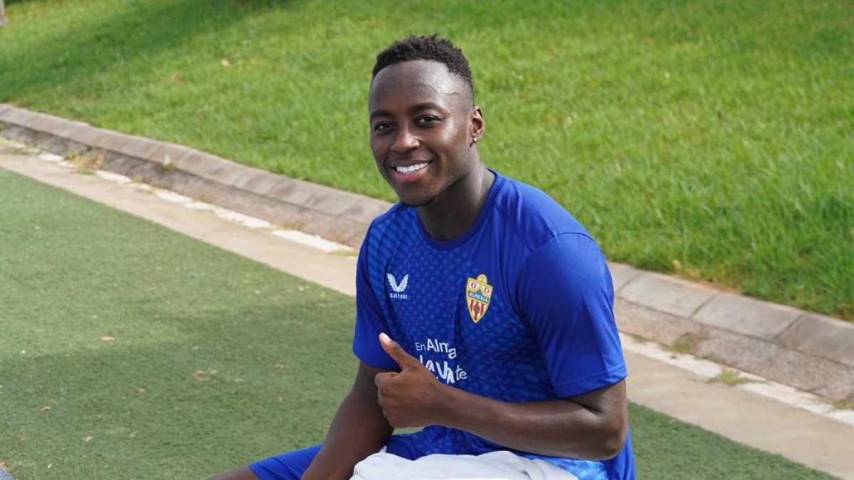 Appiah vuelve a casa para arreglar su situación.