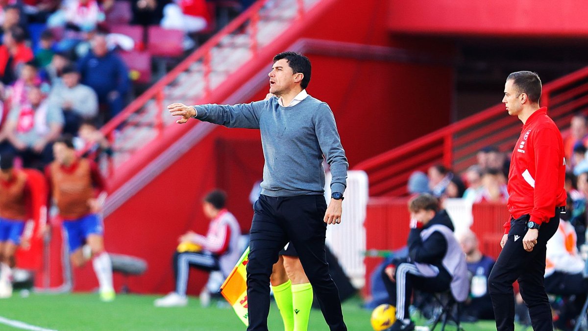 El 'Cacique' Medina dirigiendo al Granada contra el Almería.