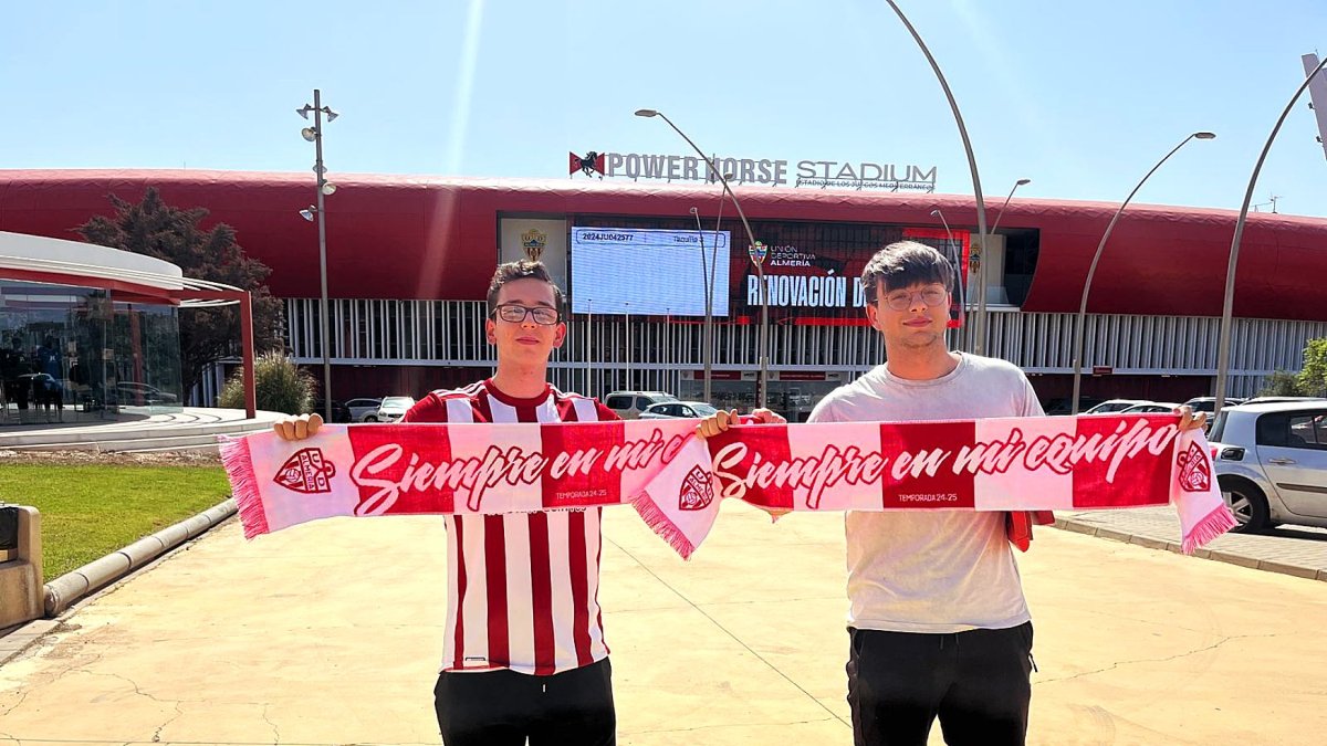 Los abonados posando a la espladas del templo rojiblanco.
