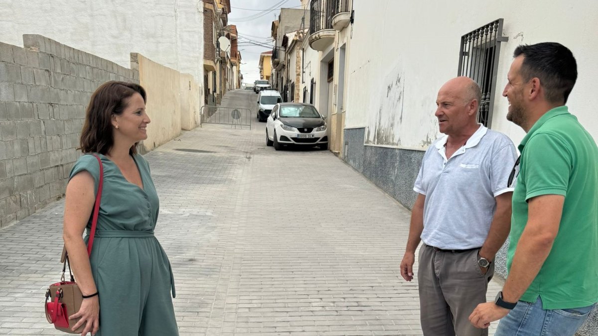 La alcaldesa, María del Mar Alfonso junto al concejal de Obras, Esteban Carrión supervisando los trabajos que se van a ejecutar.