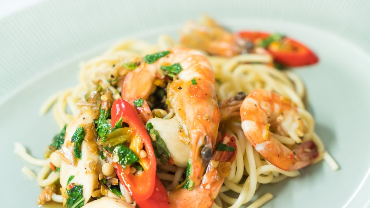 Espaguetis con gambas y cherry para la receta de hoy (Imagen: Depositphotos).