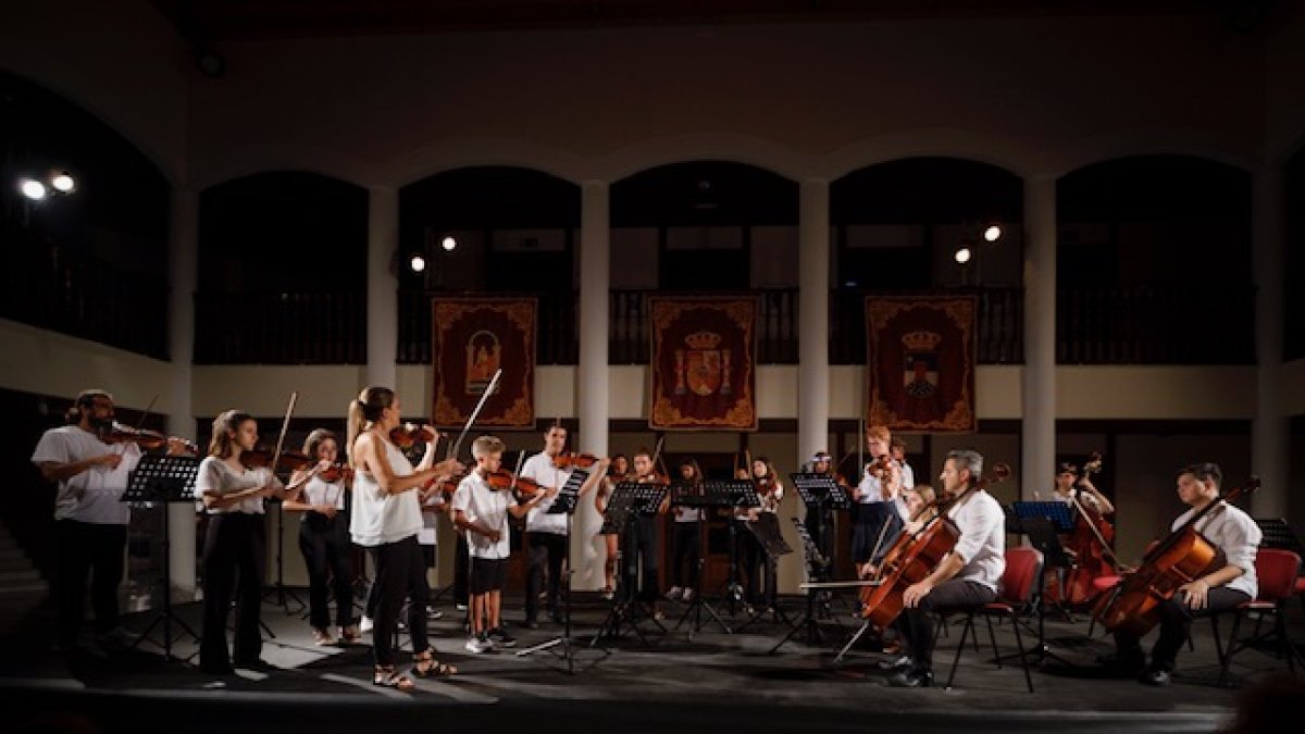La Orquetas Joven de la Escuela de Música de Roquetas de Mar.