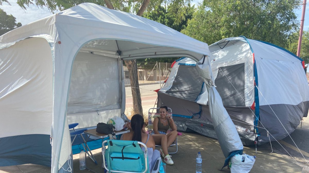 Fans acampadas ante la puerta del recinto ferial para el concierto de David Bisbal de este sábado.