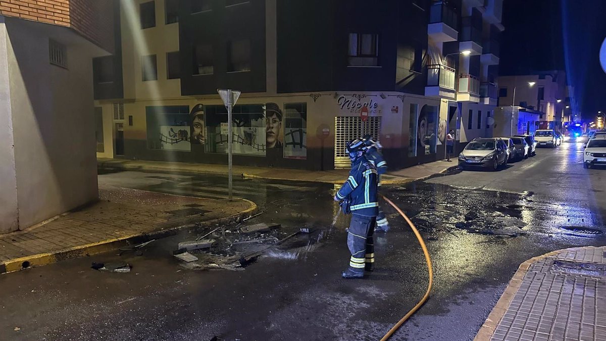 Quema de 14 contenedores en la madrugada.