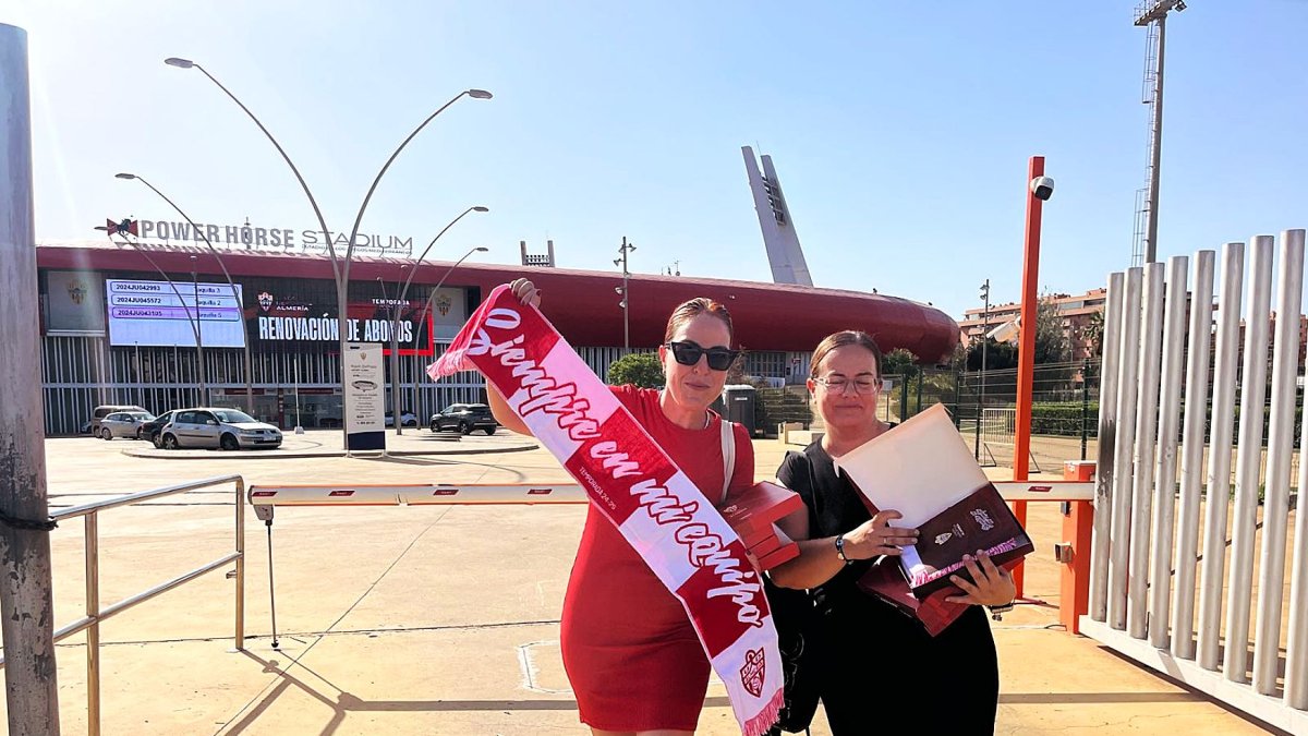 Las aficionadas pechineras con su bufanda y sus ocho abonos del Almería.