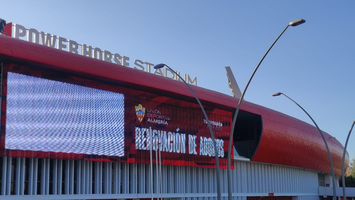 El Almería está en modo afición vendiendo abonos.