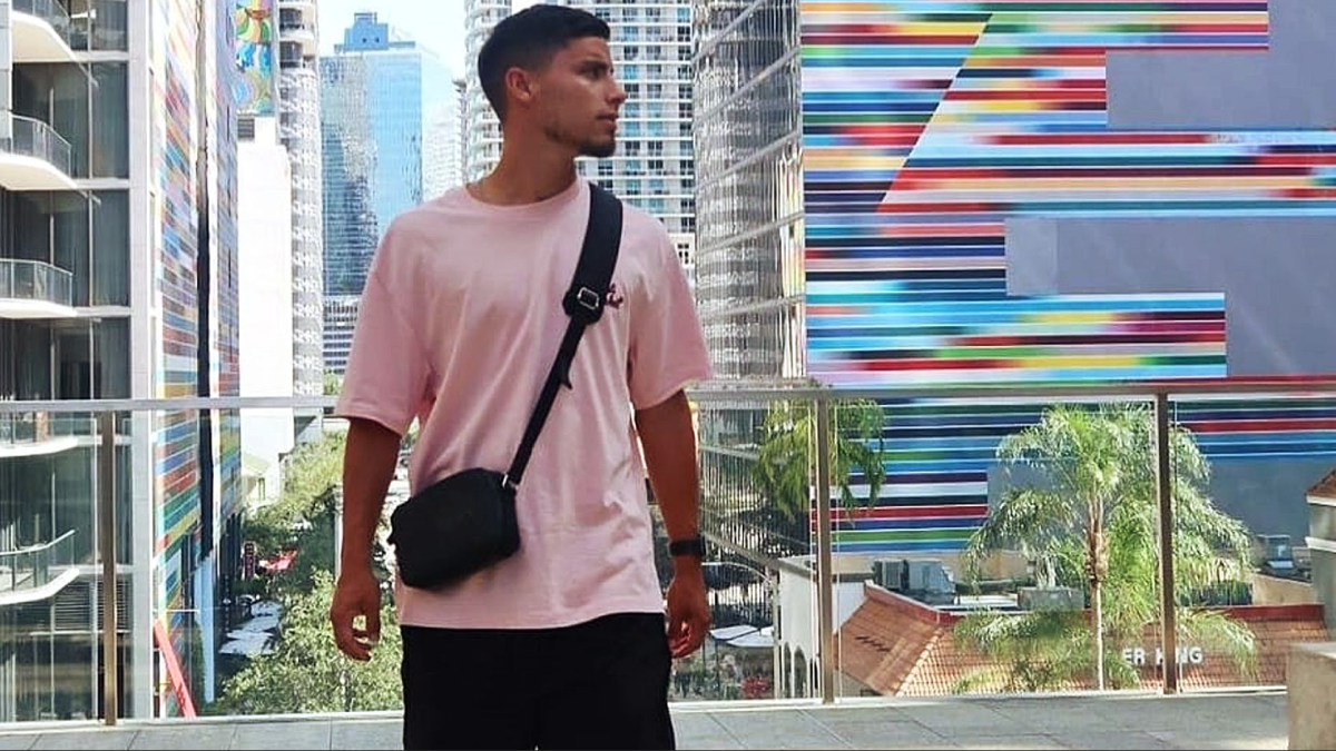 Robertone caminado por las calles de Miami en EE. UU.