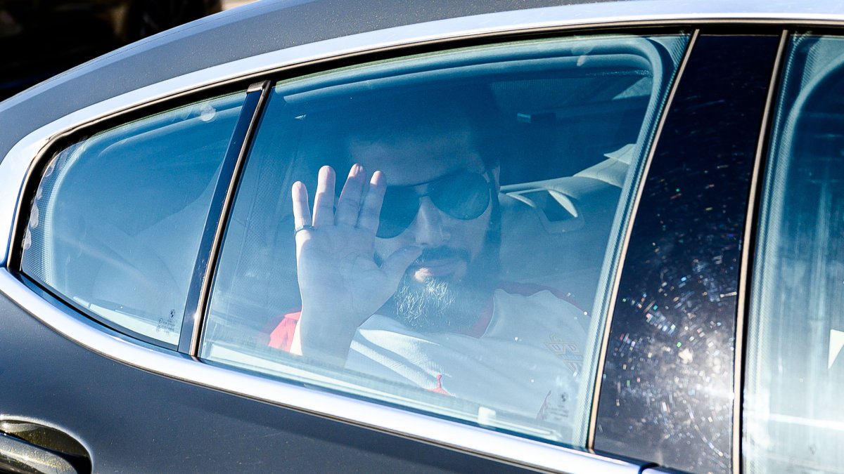 Turki Al-Sheikh saluda en una de sus visitas al Estadio de los Juegos Mediterráneos.