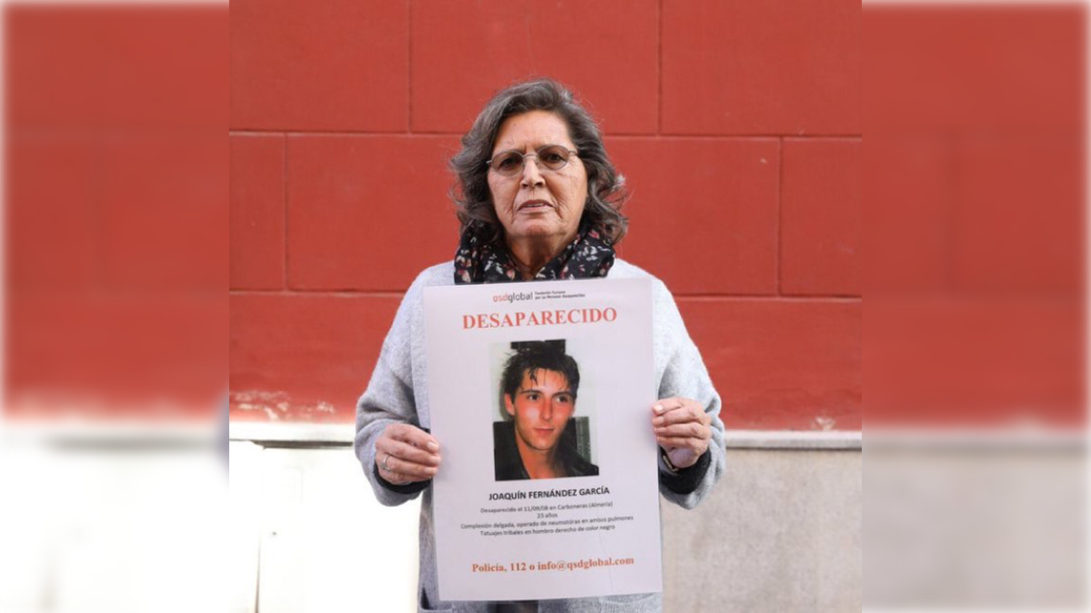Fina García, con un cartel de la desaparición de su hijo.