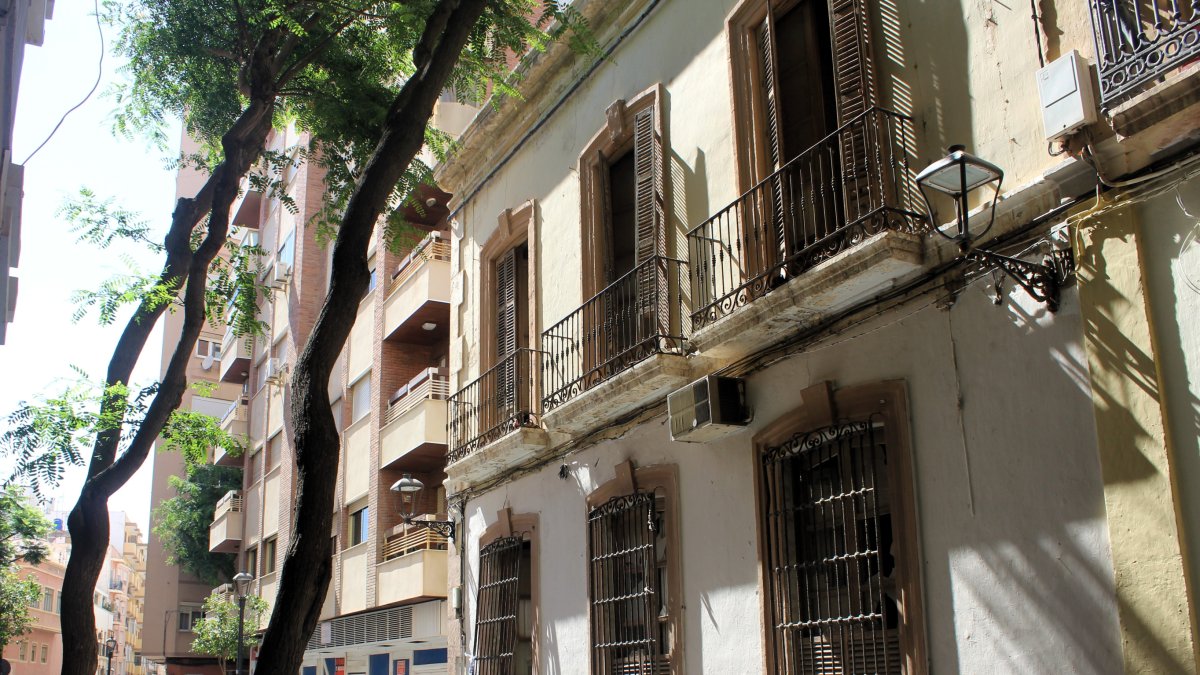 Fachada de la calle Trajano de la antigua clínica de don Eusebio Álvaro.