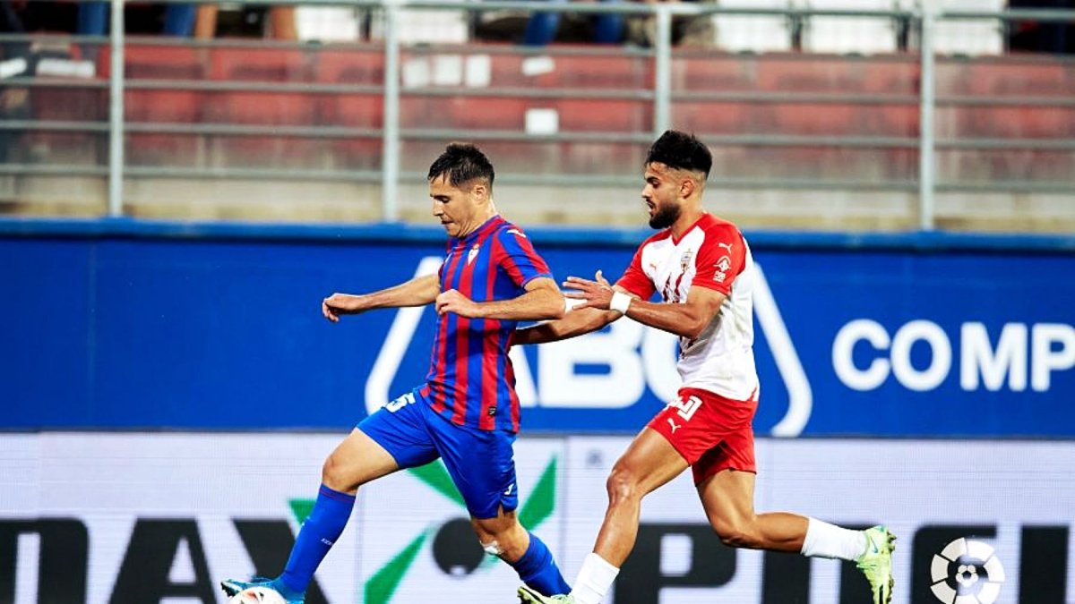 Tejero pugnando con Arnau en el Eibar 1 Almería 0 del años del ascenso.