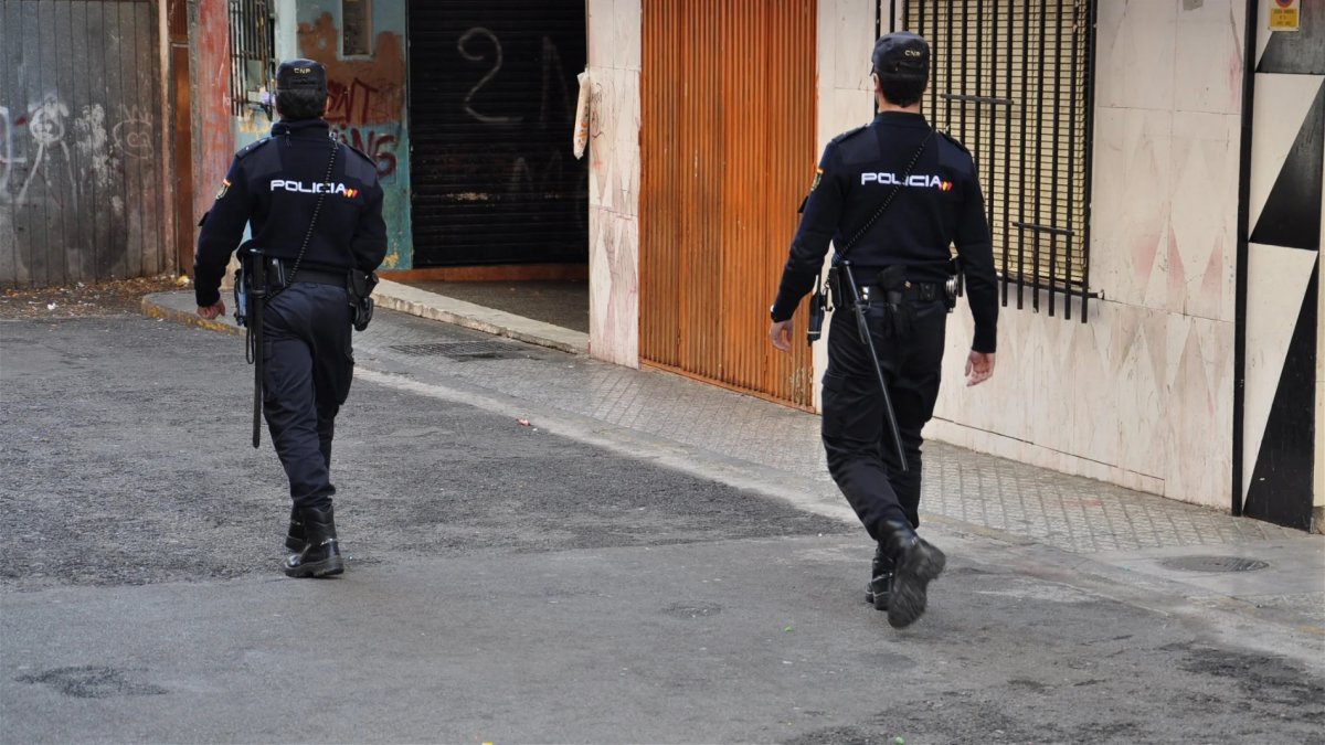 Imagen de archivo de dos agentes de la Policía Nacional.