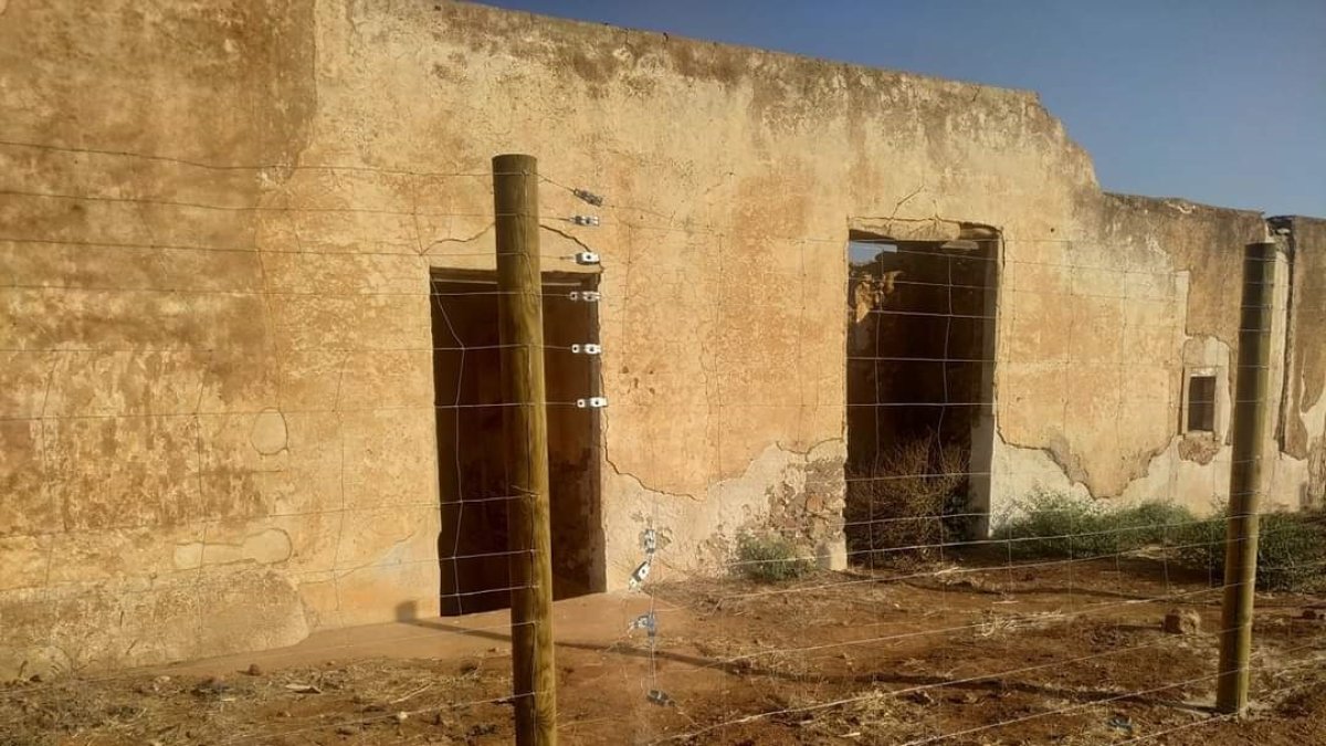 Imagen de la valla cortada tras el actos vandálico (Imagen X: @Almeriacine).